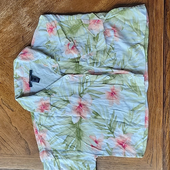 Forever 21 floral cropped hawaiin button down!! Flowy, cute, flattering - Picture 3 of 6